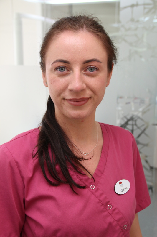 Mørkhåret dame med rosa overdel